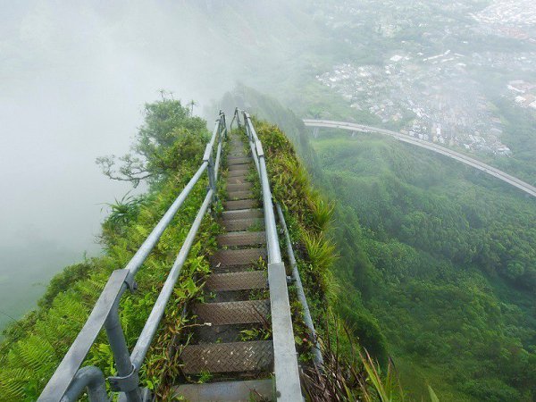        , .  (Haiku Stairs)    ...