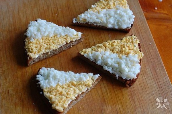 Чесночные гренки со шпротами и яйцом. Этот невероятно простой рецепт ассоциируется у меня с ... - 4