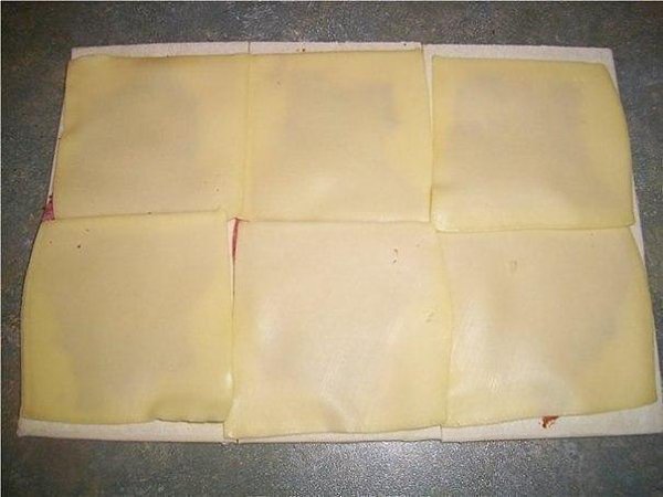 Обалденные слойки с колбасой и сыром.Ингредиенты:слоеное тесто готовоеколбаса томатная пастасухая ... - 3