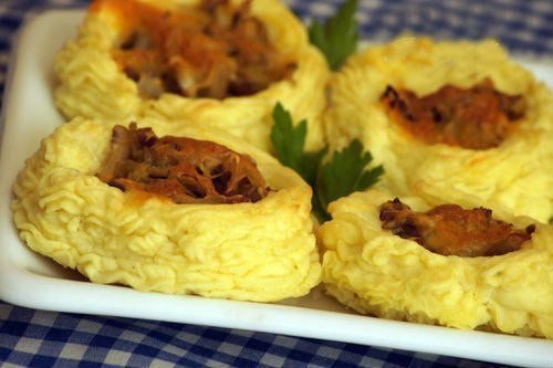 Картофельные гнездышки с грибами и сыром.Ингредиенты:для гнездышек:1 кг картофеля,2 яйца,1 ст.л. ...
