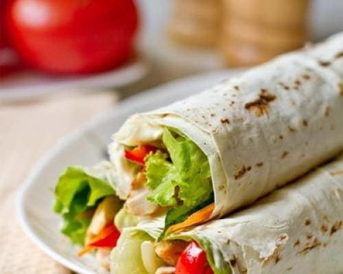 Ролл из лаваша с курицей и овощами.На 100г. 136,6ккал, Б/Ж/У 9,43/0,77/22,07 Ингредиенты:• Куриное ...