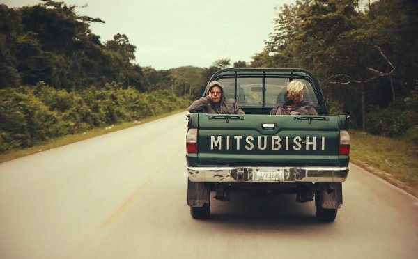 Монстры (2010).Жанр: фантастика, триллер Действие разворачивается спустя шесть лет после того, как ... - 2