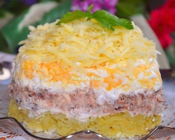 Салат с консервированной рыбкой. Слоями снизу вверх: картошка вареная 3-4 шт средних скумбрия в ...