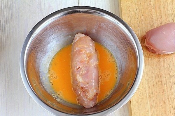 Котлеты по-киевски.Ингредиенты:- 4 шт. филе куриное - 2 шт. яйца куриные - 100 г масло сливочное - ... - 8