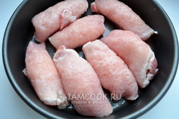 Рулетики из свинины с ананасами и сыром. Ингредиенты: Свиная вырезка с тонкой жировой прослойкой - 1 ... - 7