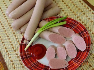 Все детки любят сосиски. Сделайте их сами! Состав: 450 г куриного филе 200 мл молока 1 ч.л. горчицы ... - 6