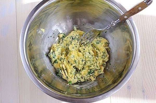 Котлеты по-киевски.Ингредиенты:- 4 шт. филе куриное - 2 шт. яйца куриные - 100 г масло сливочное - ... - 2