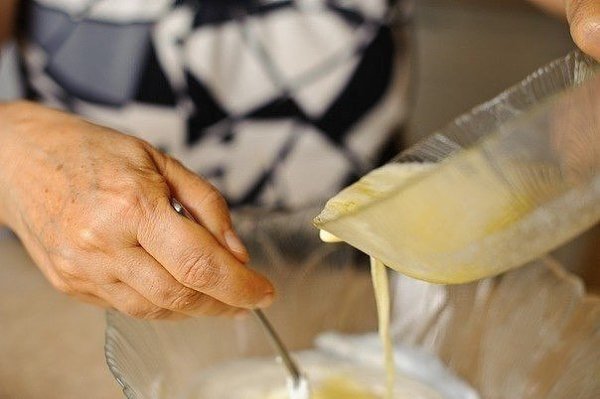 Лимонный, очень нежный пирог.Ингредиенты:Сметана - 250 гСливочное масло - 110 гСода - 1/2 чайной ... - 8
