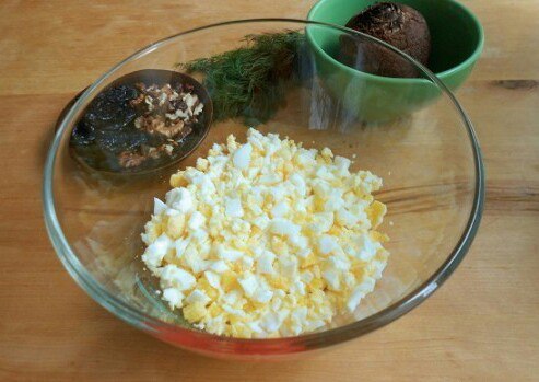 Вкусный слоенный салат с курицей. Необходимые ингредиенты: вареное куриное филе – около 250 грамм, ... - 3