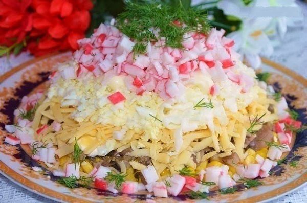 Салат с крабовыми палочками и грибами. Ингредиенты крабовые палочки 150-200 гр. яйца 4 шт. грибы ...