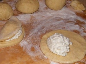 Сочники с творогом. Ингредиенты: Тесто: -Масло сливочное –100 гр.; -Сахар мелкий – стакана; -Яйца – ... - 3