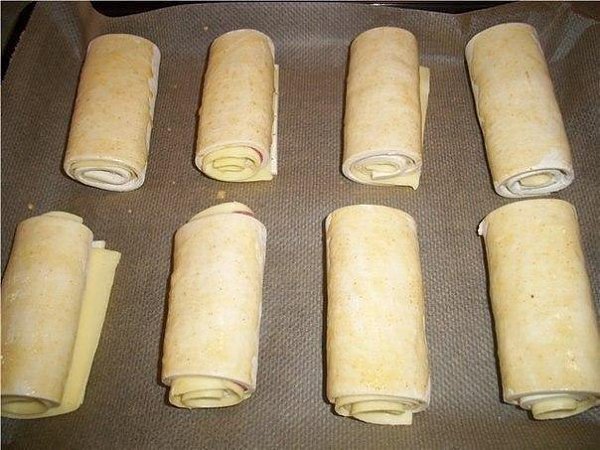Обалденные слойки с колбасой и сыром.Ингредиенты:слоеное тесто готовоеколбаса томатная пастасухая ... - 4