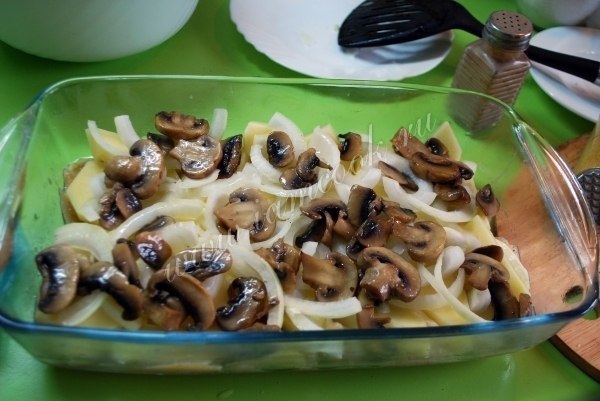 Куриная запеканка по-французски.Ингредиенты:Куриное филе - 400 грамм;Картофель - 2 шт;Лук - 1 ... - 5