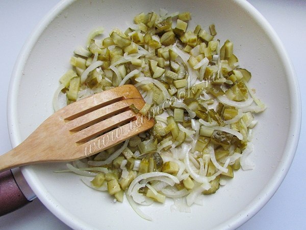Солянка с колбасой и курицей.Ингредиенты:Куриная грудка - 350-400 граммов;колбаса копченая - 200 ... - 6