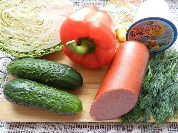 Салат с копченой колбасой и огурцами. Салат с копченой колбасой и огурцами - свежий и одновременно ... - 2