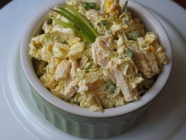 Салат из пекинской капусты с курицей.Ингредиенты:Пекинская капуста – 300 гр (полкочана)Куриное филе ...