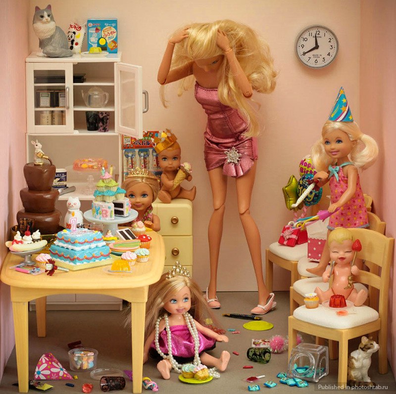 Много игрушек кукол. Mariel Clayton - Тайная жизнь куклы Барби.. Мариэль Клейтон Барби. Куклы Барби с детьми. Барби с малышом.