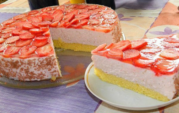 Клубничный торт. Ингредиенты: Для теста: яйца - 3 шт. сахар - 3ст.л. мука - 4 ст.л. сода - 1/2 ч.л. ...