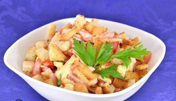 САЛАТ ИЗ ПОМИДОРОВ С ГРУДИНКОЙ, СЫРОМ И СУХАРИКАМИ. Ингредиенты: - Помидоры свежие (твердые) — 2-3 ...