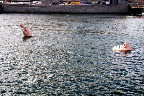 ))). Человек в воде, Стокгольм Человек в воде - одна из многих уникальных статуй в Стокгольме, ...