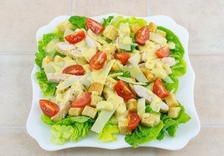 Салат «Цезарь» с курицей. Сытный, красивый и вкусный салат. Ингредиенты: 200 г куриного филе 100 г ... - 2