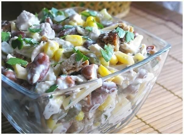 Салат с курицей.Ингредиенты:- отварное куриное филе – 300г- фасоль (отварная или консервированная) – ...