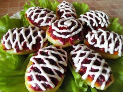 СЕЛЁДКА ПОД ШУБОЙ В КАРТОФЕЛЬНЫХ ЛОДОЧКАХ.Оригинальная вариация классического рецепта Ингредиенты: 1 ...