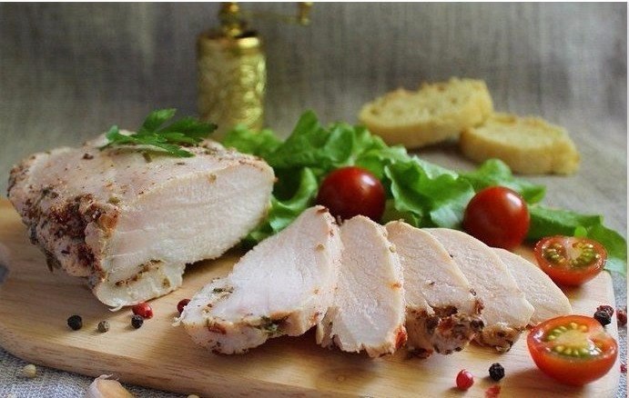 ЗАМЕНА ВЕТЧИНЕ: КУРОГРУДКА В МОЛОКЕ.Ингредиенты:- 4 куриные грудки- 1 л обезжиренного молока- соль, ...