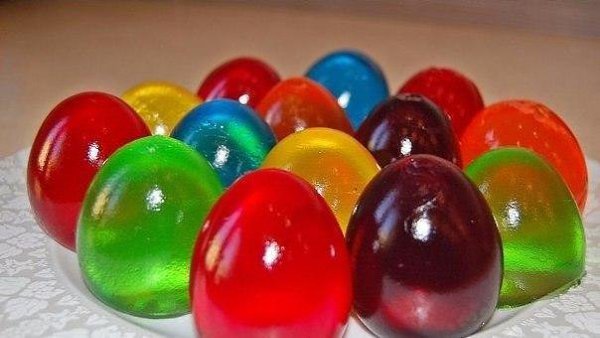 ПАСХАЛЬНЫЕ ЯЙЦА ЖЕЛЕ. ИНГРЕДИЕНТЫ: яйца, сухое желе чашка для яйца. ПРИГОТОВЛЕНИЕ: 1.Сделайте ... - 2