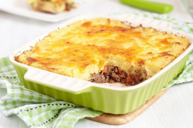 Запеканка с мясным фаршем и картофелем.Ингредиенты:Говяжий фарш — 500 гКартофель — 1 кгЯйцо — 1 ...
