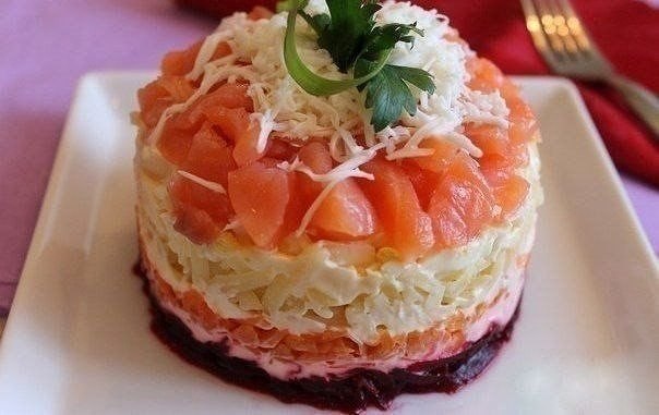 Сёмга на шубе - потрясающе вкусно! Ингредиенты: 300г (приблизительно) филе малосольной сёмги 1-2 ...