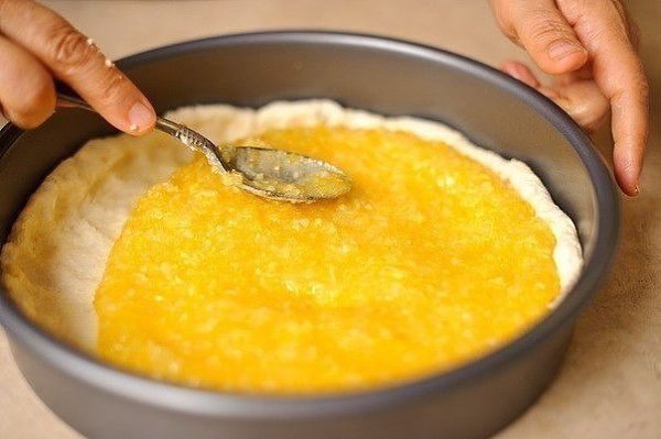 Лимонный, очень нежный пирог.Ингредиенты:Сметана - 250 гСливочное масло - 110 гСода - 1/2 чайной ... - 4