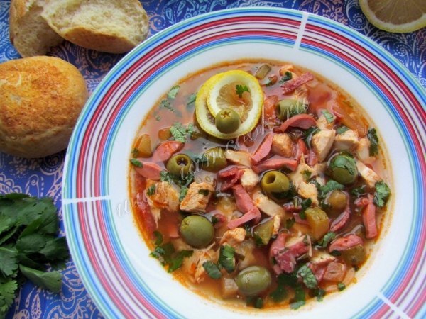 Солянка с колбасой и курицей.Ингредиенты:Куриная грудка - 350-400 граммов;колбаса копченая - 200 ...