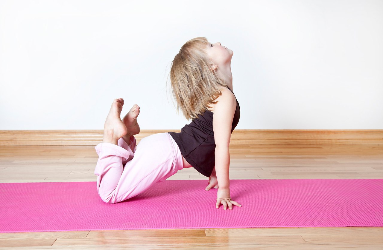 5 лет можно заниматься. Йога для детей. Позы йоги для детей. Йога занятия поза ребенка. Упражнения для йоги для детей.