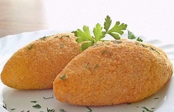 Котлеты по-киевски.Ингредиенты:- 4 шт. филе куриное - 2 шт. яйца куриные - 100 г масло сливочное - ...