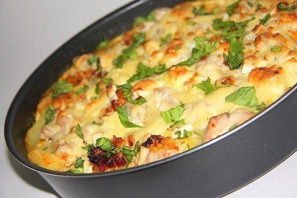Картофельная запеканка с курицей и сыром (по-французски). Ингредиенты: Картошка — 600 г Лук — 150 г ...