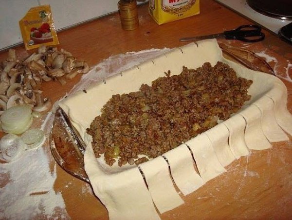 Быстрый мясной пирог с.грибами Ингредиенты: Тесто слоённое дрожжевое Фарш грамм 300-400. Лук 2-3 ... - 3