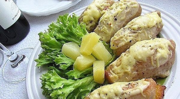 СВИНЫЕ РУЛЕТЫ С АНАНАСАМИ ))).ИНГРЕДИЕНТЫсвинина, 1 кгсыр, 120 гананас, 100 гмайонез, 2 ст. л.соль, ...