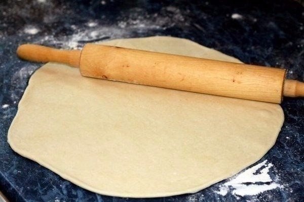 ТОНКОЕ ТЕСТО ДЛЯ ПИЦЦЫ.Вам понадобится:- Мука (сколько муки, столько и теста выйдет)- На каждые 100 ...