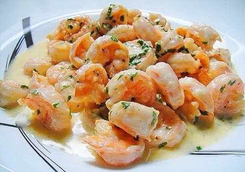 Креветки в сливочно-чесночном соусе.Сливки 22 % - 300 мл Креветки - 0.5 кг Лимон - 1/2 Зелень (укроп ...