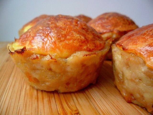 КУРИНЫЕ КЕКСЫ С СЫРНОЙ НАЧИНКОЙ.Ингредиенты:- Фарш куриный 450 г- Лук репчатый 1 шт.- Яйцо (для ...