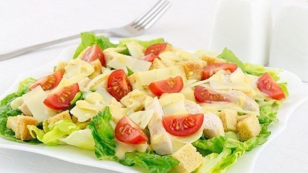 Салат «Цезарь» с курицей. Сытный, красивый и вкусный салат. Ингредиенты: 200 г куриного филе 100 г ...