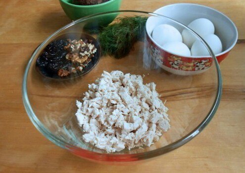 Вкусный слоенный салат с курицей. Необходимые ингредиенты: вареное куриное филе – около 250 грамм, ... - 2
