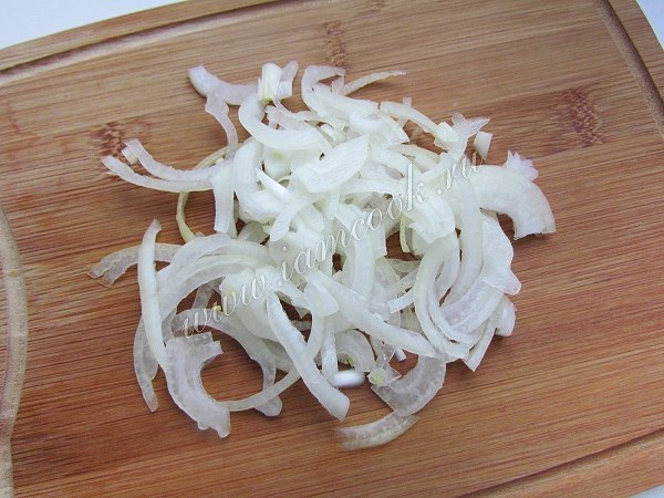 Солянка с колбасой и курицей.Ингредиенты:Куриная грудка - 350-400 граммов;колбаса копченая - 200 ... - 5