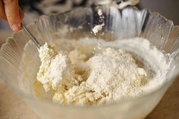 Лимонный, очень нежный пирог.Ингредиенты:Сметана - 250 гСливочное масло - 110 гСода - 1/2 чайной ... - 7