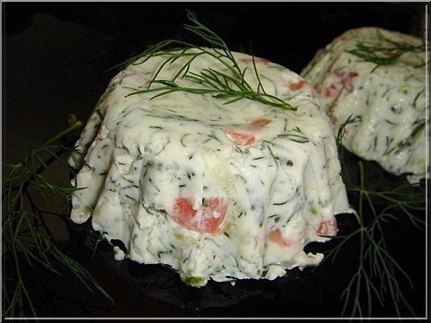 ЗАКУСКА ИЗ ТВОРОГА, ЗЕЛЕНИ И СЁМГИ.(ок 70 ккал/100 гр)нам нужно:- творог 9%,- огурчик свежий,- ...