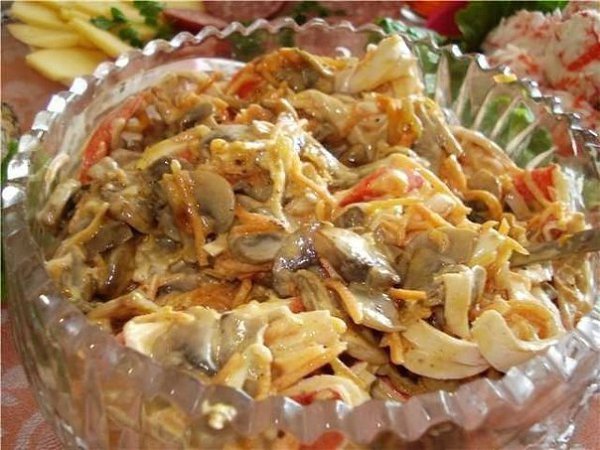 10 салатов с ГРИБАМИ.1. Салат из куриного филе, свежих огурцов и консервированных ... - 3