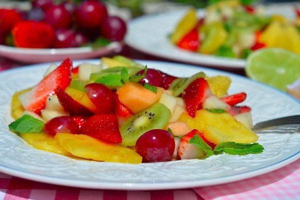 Фруктовый салат.Ингредиенты:Груша 2 шт;Ананас 1/2 шт;Виноград 300 г;Клубника 300 г;Киви 4 шт;Дыня ...