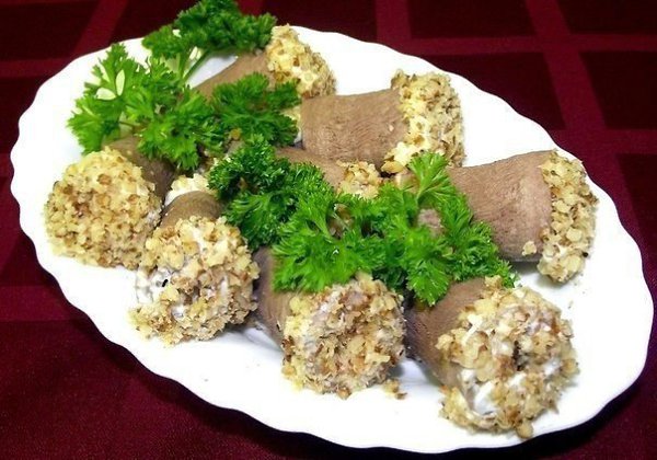 Рулетики из языка. На 100 г-124 ккал. Необходимо: язык - 400 грамм репчатый лук - одна штука ...