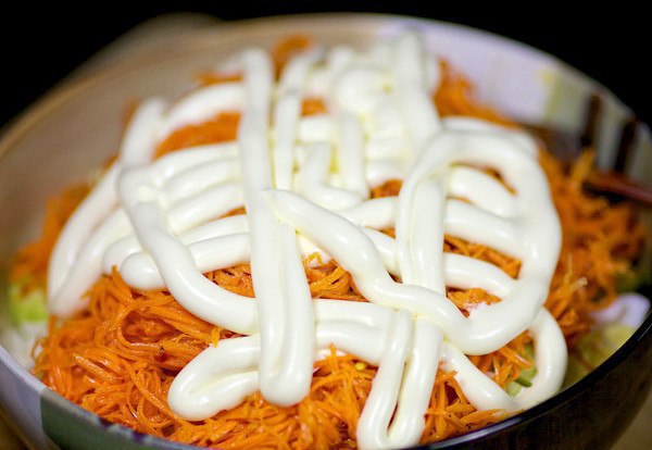 Салат с морковью по-корейски. Вкуснейший рецепт салата с нежными кусочками курицы, свежими огурцами, ... - 7